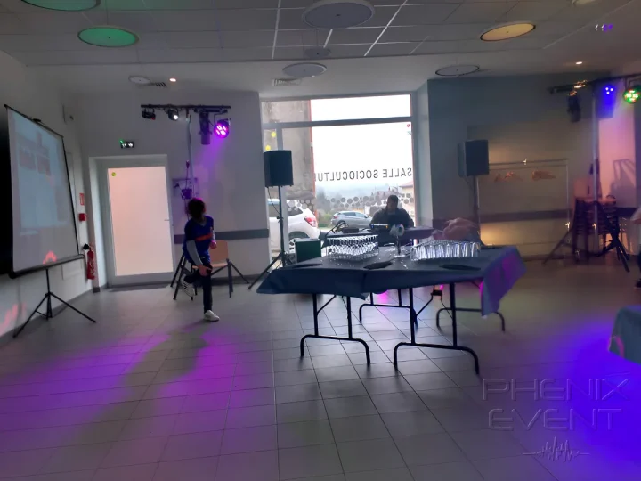 Écran de projection et vidéoprojecteur installés dans le foyer socioculturel de Schwerdorff