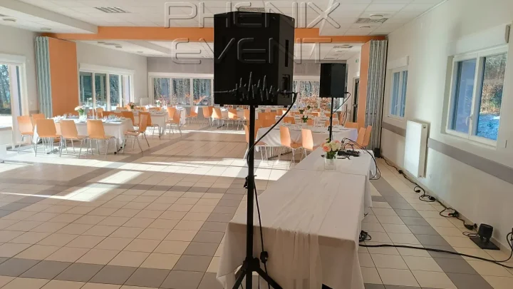 enceintes 250w sur trépied orientées vers la piste de danse, vues depuis la régie DJ, installées pour le mariage