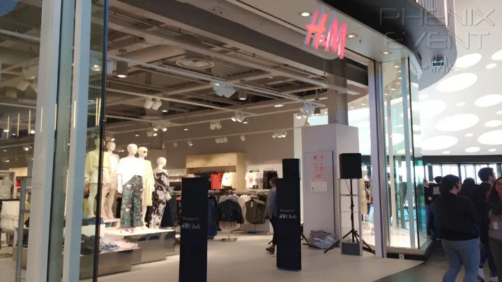 Enceintes sur trépieds pour l'ouverture de H&M au centre commercial B'est