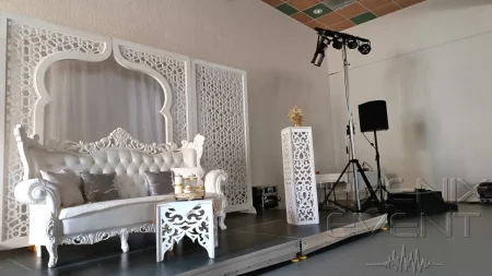 fauteuil des mariés et mobilié sur scène et trépied à treuil du pack Fête1 placé à côté des enceintes Phenix Event