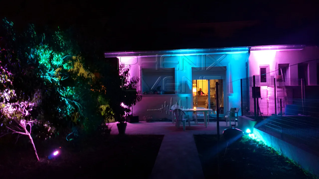 Jardin et terrasse illuminés en rose, bleu ciel et turquoise pour une garden party à Dieulouard
