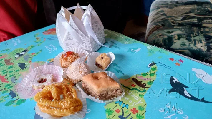 plusieurs délicieux gâteaux sucrés orientaux offerts par faïza