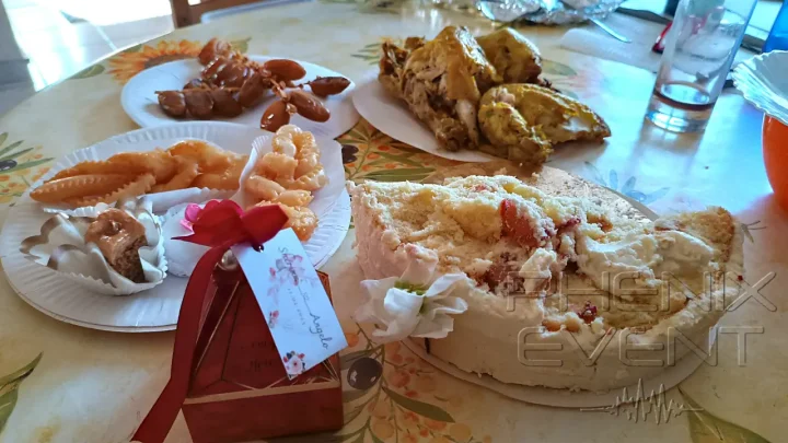 Assortiment de gâteaux orientaux, gâteau à la crème et poulet offerts