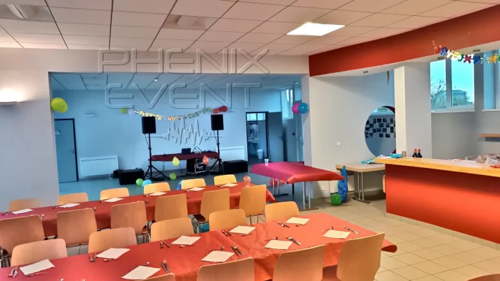 Vue de la salle des fêtes de Helstroff avec la sono 1500w installée et les tables dressées