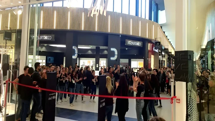 Chorégraphie des employés pour l'ouverture H&M au centre commercial B'est