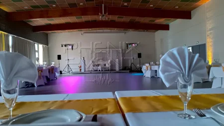 Sono et lumières en place pour le mariage dans la salle des fêtes de Boulange, vus depuis la table des mariés