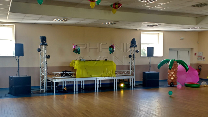 Sono 2500w stack et jeu de lumières pack fête lyre spot version totem de part et d'autre de la scène à Lelling