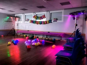 Pack Fête1 loué et installé dans la salle des fêtes de Laudrefang avec ses faisceaux lumineux multicolores