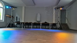 éclairage de soirée avec deux trépieds équipés de projecteurs LED et laser à Freyming-Merlebach