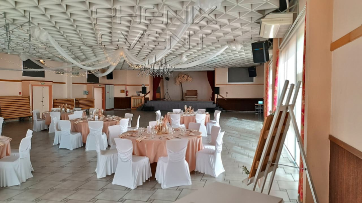 tables et chaises décorées pour un mariage et sono 2000w Phenix Event installé sur la scène au centre socioculturel de carling