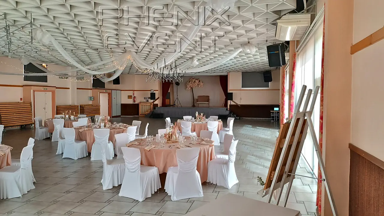 tables et chaises décorées pour un mariage et sono 1500w Phenix Event installé sur la scène au centre socioculturel de carling