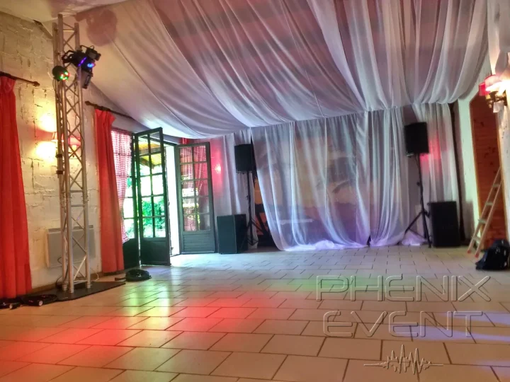 Sono 1500w et totem lumineux 3m Phenix Event en location au Chalet des Aulnes