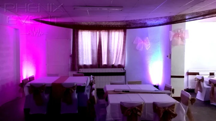 Ambiance mariage avec éclairage LED mauve et rose dans la salle des fêtes de Haucourt-Moulaine