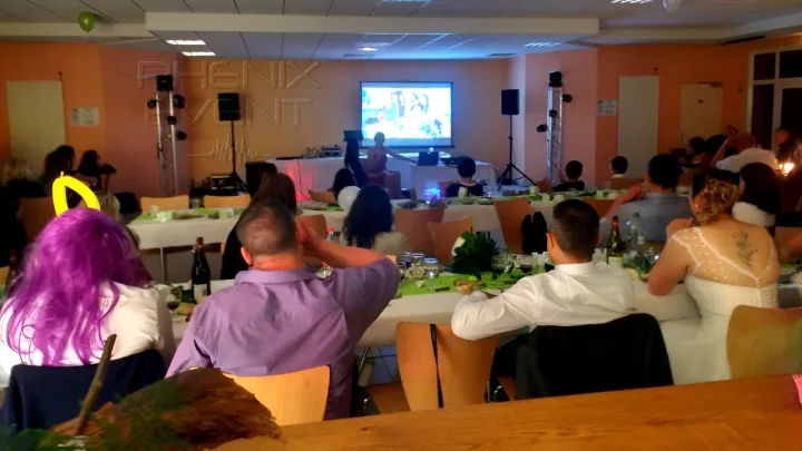 Projection d'images sur grand écran lors du mariage avec les invités attablés