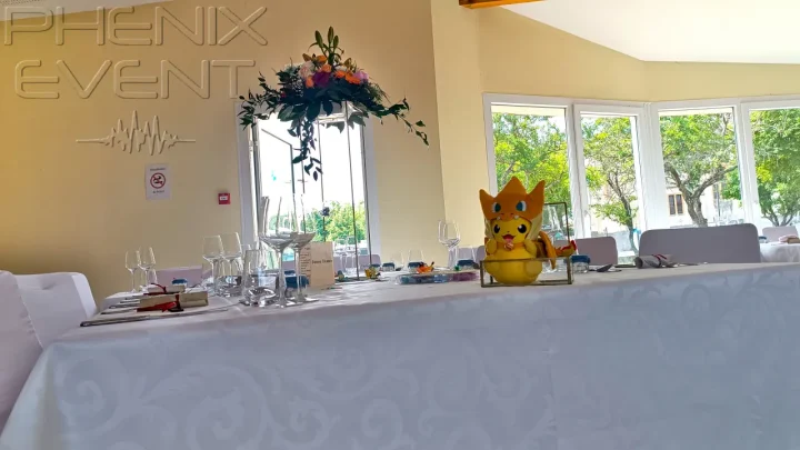 Table décorée avec fleurs et peluches pokémon