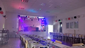matériel de sonorisation et d'éclairage Phenix Event en location, installé dans la salle Saint Eloi de Génaville, avec anthony en DJ