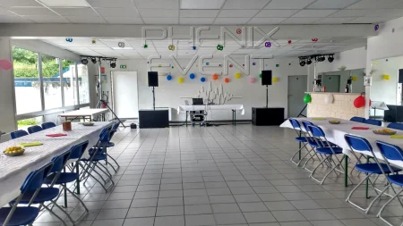 système sono 2900W Phenix Event avec jeux de lumières installés dans une salle à Oeting