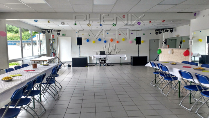 ystème sono 2900W Phenix Event avec jeux de lumières installés dans une salle à Oeting
