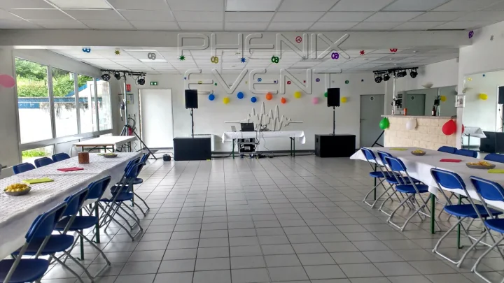 système sono 2900W Phenix Event avec jeux de lumières installés dans une salle à Oeting