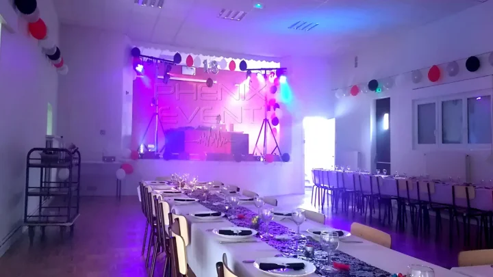 Système sono 1500W et Pack Fête1 Phenix Event installés sur la scène de la salle des fêtes de Génaville avec anthony en DJ