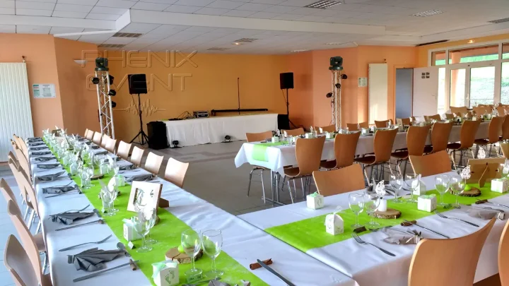 matériel de sonorisation lumière et de vidéoprojection loué par Yohan, installés au fond de la salle du foyer communal de Narbéfontaine. Tables décorées au premier plan