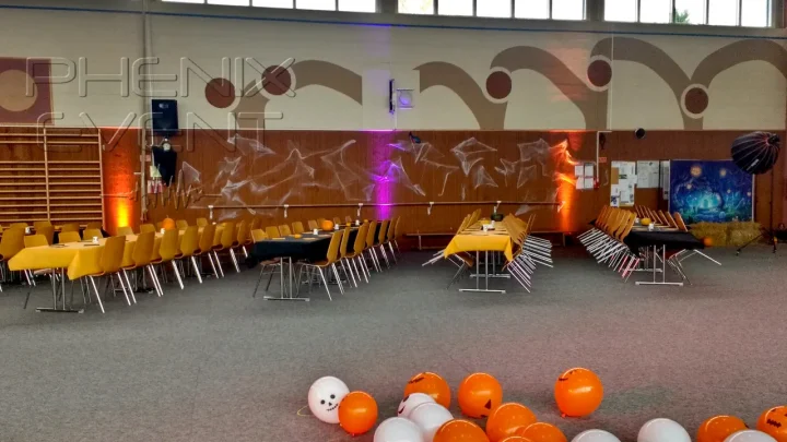 Projecteurs LED décoratifs orange et violet disposés dans le gymnase de Valmont