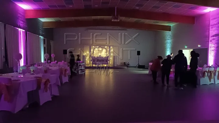 les projecteurs led illuminent les murs de la salle des fêtes de boulange