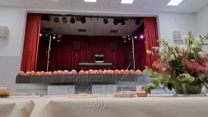 Jeux de lumière Pack Fête Lyre Beam sur la scène du foyer Gaston-Berndt de L'Hôpital