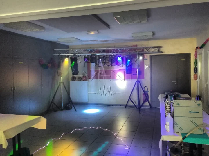 Installation du Pack Fête2 avec trépieds, structure alu, scanners-projecteurs LED et lyres beam