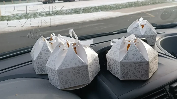 des boites de gateaux orientaux sur le tableau de bord du minivan