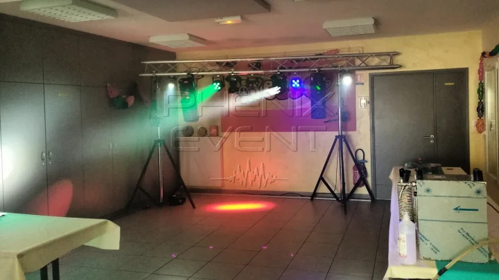 Effets lumineux du Pack Fête2 dans la salle de Mazerulles avec brume et faisceaux des lyres beam apparents
