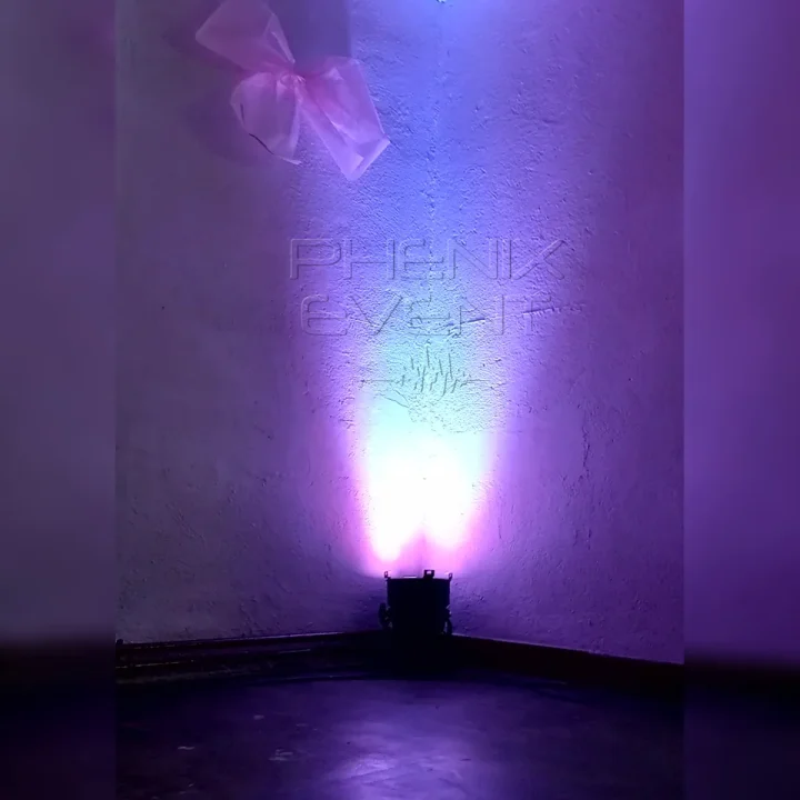 Projecteur LED diffusant une lumière mauve pour le mariage