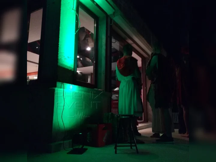Projecteur au sol illuminant en vert la façade au cours de la soirée d'anniversaire à faulquemont