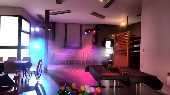 Projecteurs LED sur trépieds et machine à fumée installés dans la salle de Valmont