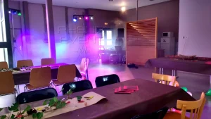 Sono 1200W et projecteurs LED installés dans la salle des fêtes de Valmont pour un anniversaire