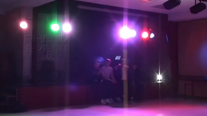 Les jeunes posent sur scène avant la soirée à Altviller, avec le Pack projecteurs1 en fonctionnement