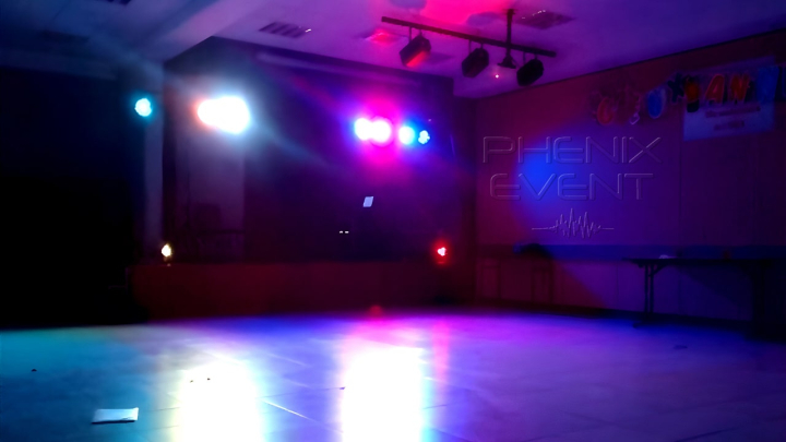 matériel de sonorisation et projecteurs led sur la scène du foyer communal de Altviller