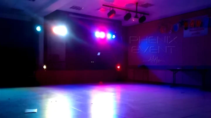 matériel de sonorisation et projecteurs led sur la scène du foyer communal de Altviller