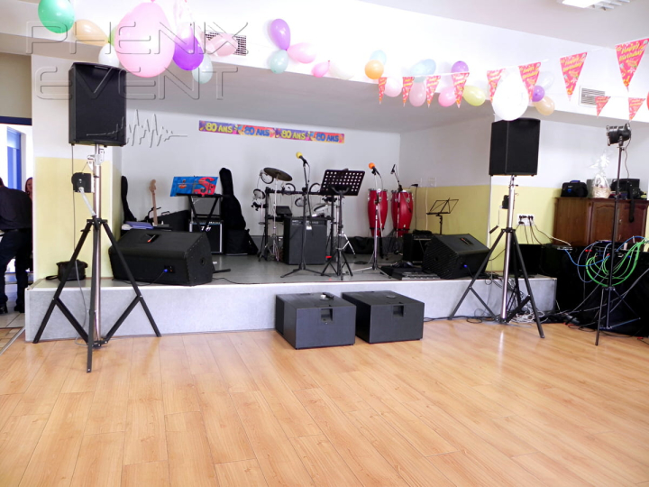 Scène du centre UFTIC Saint-Avold avec sono 2000W Phenix Event et instruments de musique