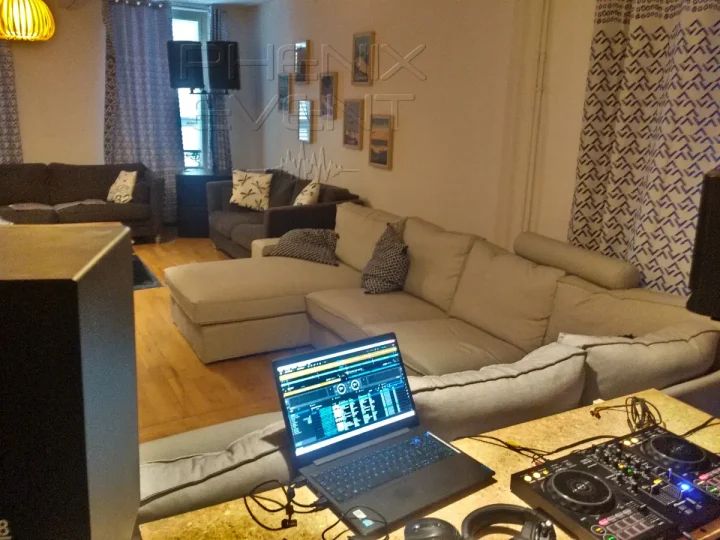Vue depuis la table de mixage du DJ avec la sono Phenix Event 1500w stack en arrière-plan