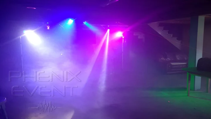 Pack Fête2 en action avec scanners 250w msd et projecteurs multicolores dans le garage
