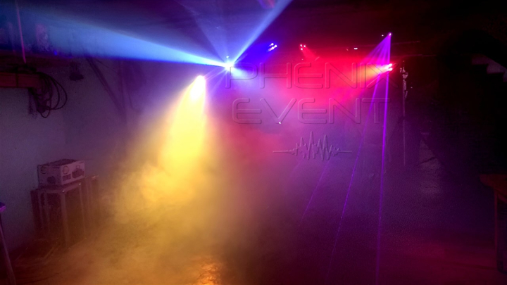 l'éclairage de fête produit par les jeux de lumière pro du pack fête2 dans le garage