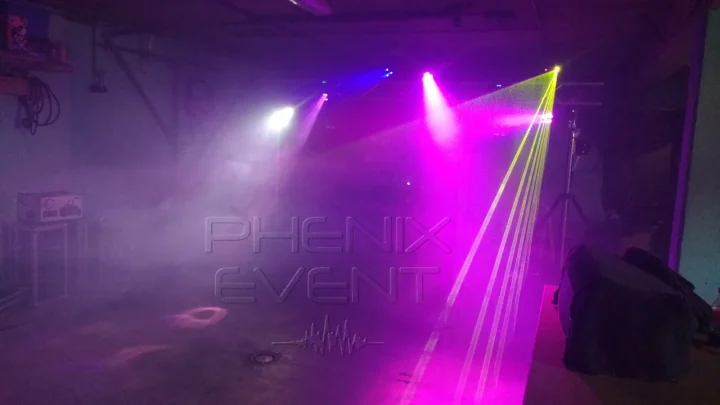 Effets lumineux du Pack Fête2 Phenix Event avec scanners et machine à fumée pendant la soirée étudiante à Kirviller