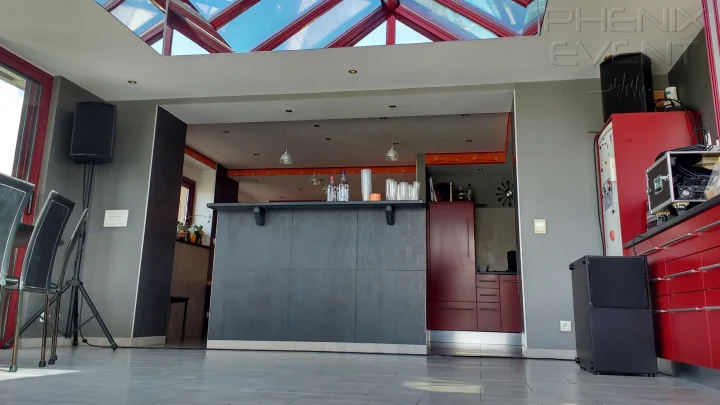 matériel de sonorisation 1000W Phenix Event installé dans la cuisine avec une enceinte posée sur le frigo pour la garden party à Faulquemont