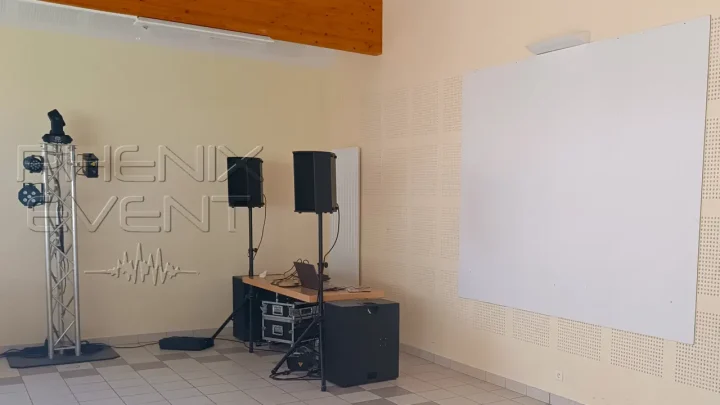 matériel de sonorisation professionnel 1500w, jeux de lumière sur totem et écran de projection dans la salle de Villers-Stoncourt
