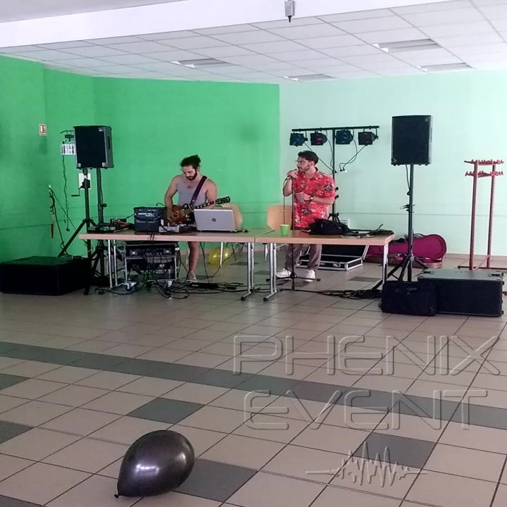 Une sono 1500w Phenix Event accompagne John à la guitare et son copain au micro, dans la salle de Elzange