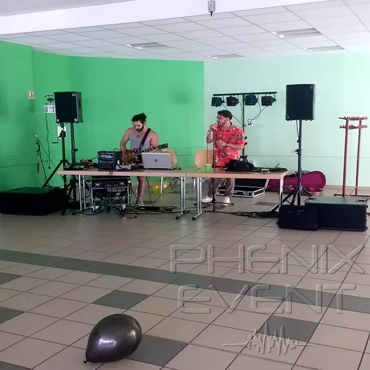 Une sono 1500w Phenix Event accompagne John à la guitare et son copain au micro, dans la salle de Elzange