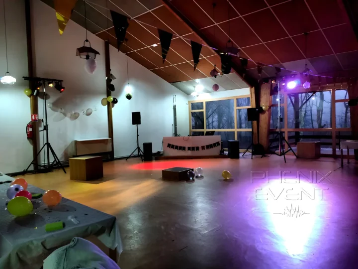 Enceintes, caissons de basse installés aux extrémités de l'estrade et les jeux de lumières sur trépieds éclairent le dancefloor du pavillon de l'adeppa