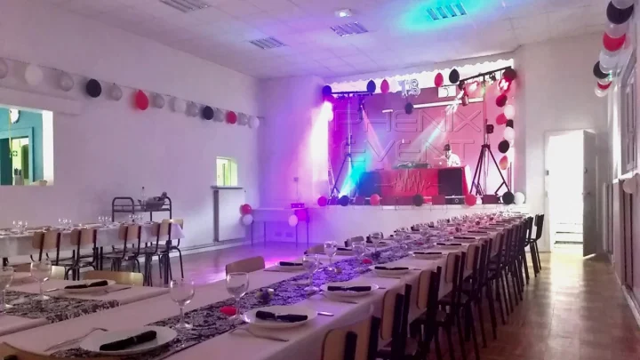 Installation sono 1500W et Pack Fête1 - vue côté droit de la scène à Génaville