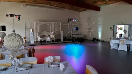 matériel de sonorisation 1500w installé à côté de la scène et jeux de lumière Pack Fête1 Phenix Event élcairent la piste de danse de la salle fêtes de Boulange